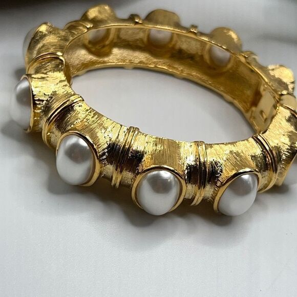 Gold, Crystal & Pearl Hinged Bangle Kenneth Jay Lane - Picture 8 of 11